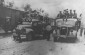 Gendarmes rumanos llegan en camiones durante la parada del «tren de la muerte» en Târgu Frumo. © Dominio Público, otorgada por el USHMM